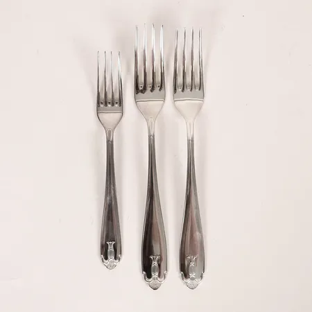 Två bordsgafflar och förrättsgaffel, modell Vasa, GAB, Eskilstuna, längd 18 respektive 15cm, silver, smärre slitage. Vikt: 89,6 g