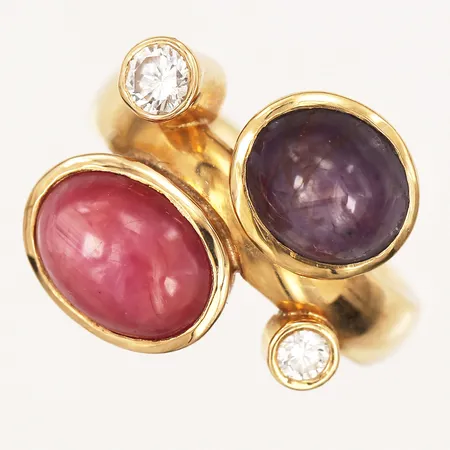 Ring med stjärnrubin ca 5,00ct och lila stjärnsafir, ca 4,50ct samt briljantslipade diamanter 1 x ca 0,20ct och 1 x ca 0,10ct, kvalitet ca TW-W(G-H)/VS, stl 16¾, tillverkad av  Lars-Ola Sellen Guldsmed, Gnesta 1994, 18K guld Vikt: 12,9 g