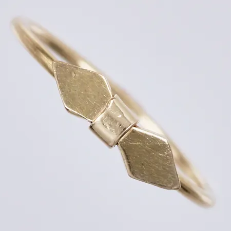 Ring, stl: ca 16¼, bredd: ca 1-4mm, 18K  Vikt: 1,1 g