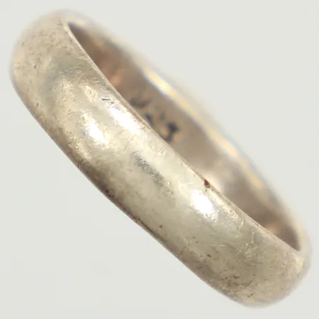 Ring slät, stl 15¾, bredd 4mm, repig, 925/1000 silver  Vikt: 2,4 g