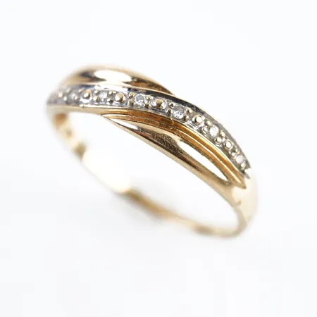 Ring m diamanter, stl 20(65), bredd 5,5mm, 18k Vikt: 2,5 g