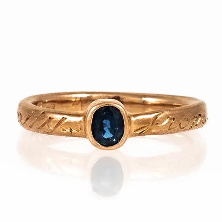 Ring i 18K guld, Efva Attling "From Here To Eternity" med 1 x 0,25ct ovalslipad blå safir. Den är i storlek 15¾, är 2,6 - 4,8 mm bred och väger 3,0g. Stenstorlek S 0,25ct ingraverad.