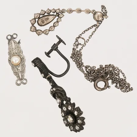 Diverse silver, defekt.  Vikt: 7,3 g