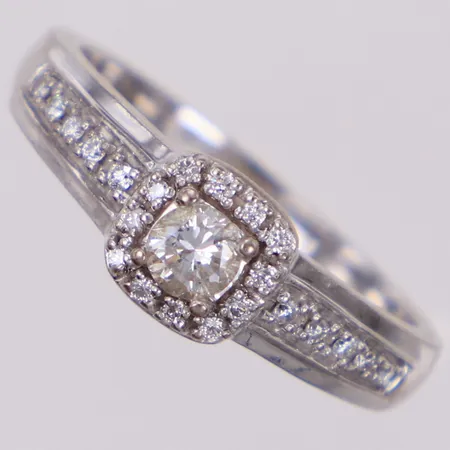 Ring med briljantslipade diamanter ca 0,35ctv, stl 18, bredd 6,8mm,  GHA, vitguld 18K Vikt: 5,2 g