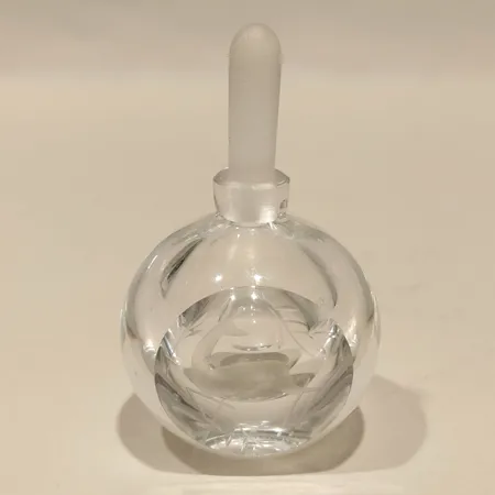 Parfymflaska med prop, etsad dekor, höjd 7,5cm, Ø4cm, Orrefors, nr 1532/2.1.2