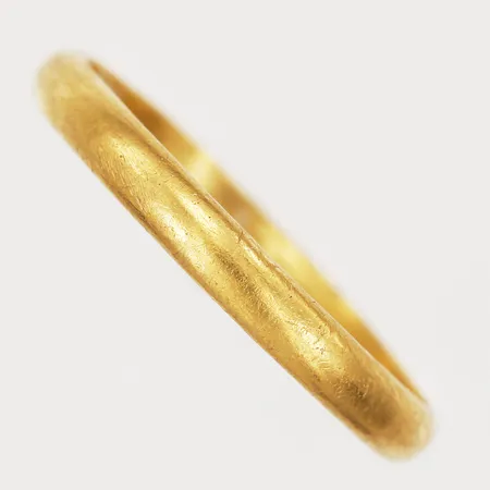 Ring, slät, gravyr, stl: 20½, bucklig, 23K guld Vikt: 3,9 g