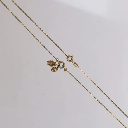 Collier med integrerat hänge med vit sten, längd 41,5cm, bredd 1,0mm, hängets mått 19,6mm, bredd 6,5mm, 8K Vikt: 3,5 g