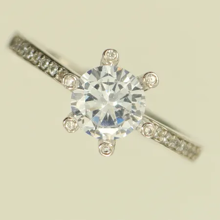 Ring med vita stenar, stl 18¾, bredd 2,4-9mm, silver 925/1000, bruttovikt 2,9g Vikt: 2,9 g