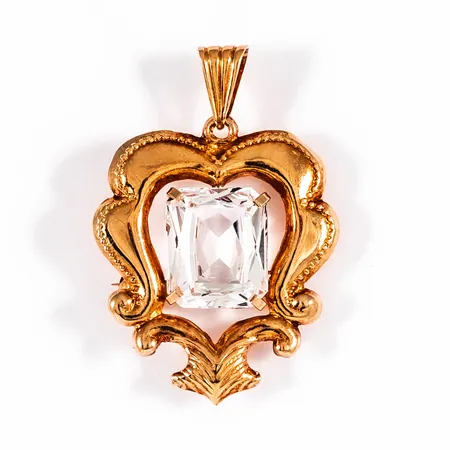 Hänge / brosch, Allmogestil i 18K guld med vit sten 12 x 10 mm. Det är 24,5 mm brett, 36 mm långt inkl. ögla och väger 4,2g. 18K & kattfot.