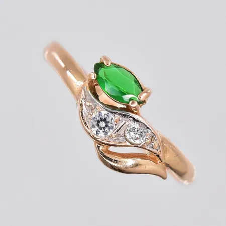 Ring med grön och vita stenar, stl 19, 14K Vikt: 2,2 g