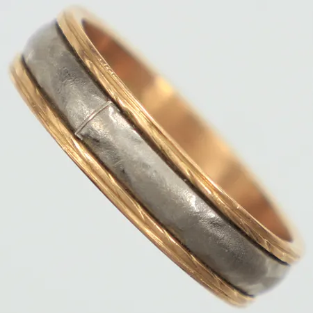 Ring med monel, stl 19¼, bredd 5,7mm, 18K Bruttovikt 5,1g
