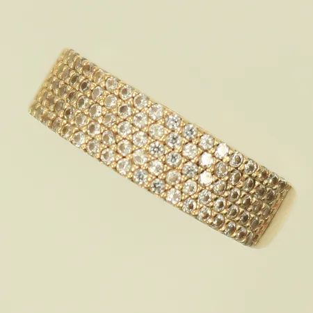 Ring med 88 vita stenar, stl 17½ bredd 2,5-5,5 mm, 14K Vikt: 2,5 g