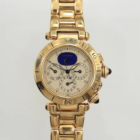 Armbandsur, Cartier Pasha 18K, quartz, Ø38mm, dag/datum, GMT, boettnr 30002, 1987, 0236, originallänk 18K, viklås, längd 18cm, repig, svaga stämplar, skadad urtavla, färgbortfall på glasring, går ej, servicebehov, bruttovikt 154,2g, inga tillbehör.