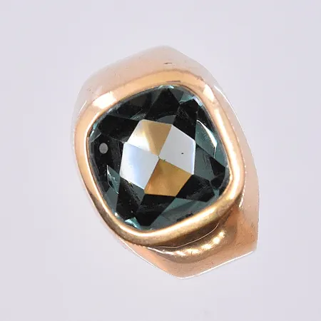 Klackring med grön sten, stl 18¼, bredd 4-14 mm, 18K. Vikt: 5 g