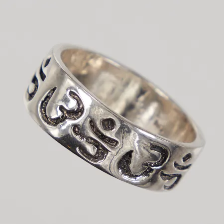Ring, Sanskrit, stl 22,3mm, bredd 8,3mm, Silver 925/1000  Vikt: 10,4 g