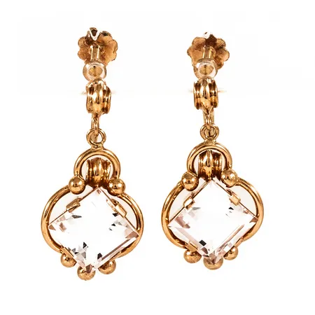 Hängande örhängen i 18K guld med vita stenar 8 x 8 mm. De är 12,5 mm breda, 24 mm långa och väger 5,4g. Skruvmekanik.