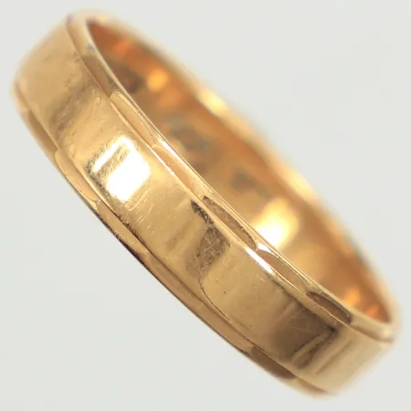 Ring, stl 22½, bredd 5,5mm, gravyr, 18K  Vikt: 6,4 g