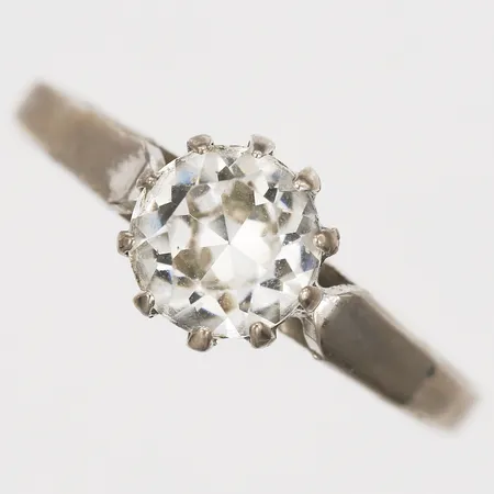 Ring med vit sten, stl 16¼, silver Vikt: 1,8 g