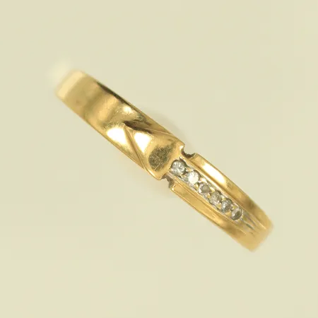 Ring med vita stenar, stl ca 18¼, bredd 2-4mm, 18K, 1,8g Vikt: 1,8 g