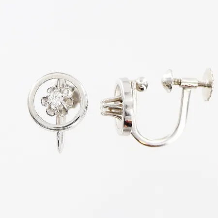 Ett par örhängen, clips, diamanter 2 x ca 0,03ct, Ø8,5mm, vitguld, 18K Vikt: 2,3 g
