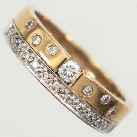 Ring med diamanter 1x ca 0,10ct, 6x ca 0,01ct, 13x ca 0,005ct totalt 0,30ct enligt gravyr, stl 18, bredd 4,2-5,5mm, tvåfärgad, gravyr, 18K  Vikt: 4,5 g