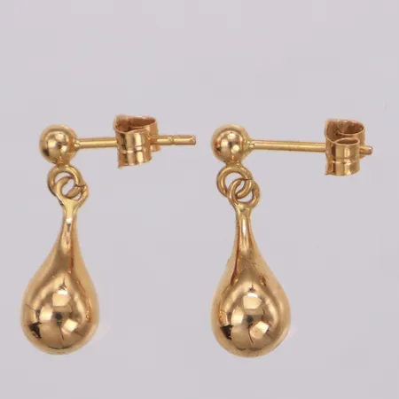 Ett par örhängen, längd 17,8mm, bredd 1,4-5,8mm, 18K Vikt: 1,4 g