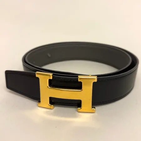 Bälte, Hermès, svart läder, längd 98cm, AA 90, bredd 32mm, stämplat Paris made in France, guldpläterat H-spänne, repor, ett extra hål i bälte, kvitto Stockholm år 2022, två dustbag, kartong.