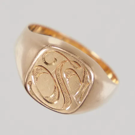 Klackring med monogram gravyr, stl 19¼, bredd 4,2 - 12,1mm, repig, 18K Vikt: 3,9 g