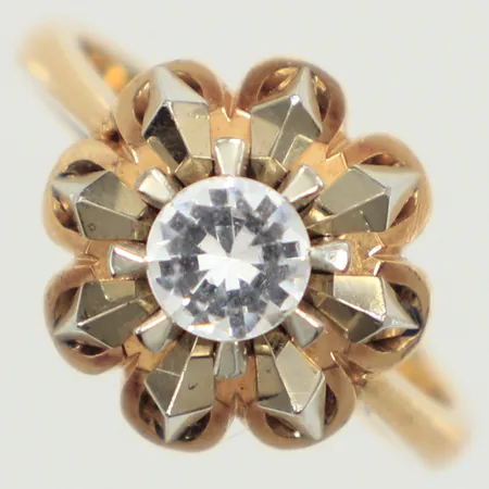 Ring med vit sten, stl 17, bredd 3,5-12,5mm, 18K  Vikt: 7,2 g