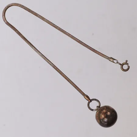 Amband med hänge, längd 17cm, bredd 1,8mm, hängets mått 21,9mm, bredd 13,7mm,925/1000 silver Vikt: 5,1 g