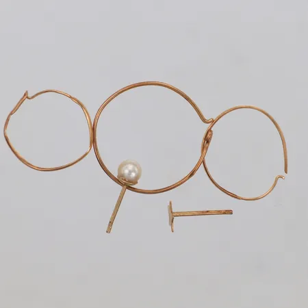 Fem örhängen, defekt, pärla, 18K Vikt: 0,9 g