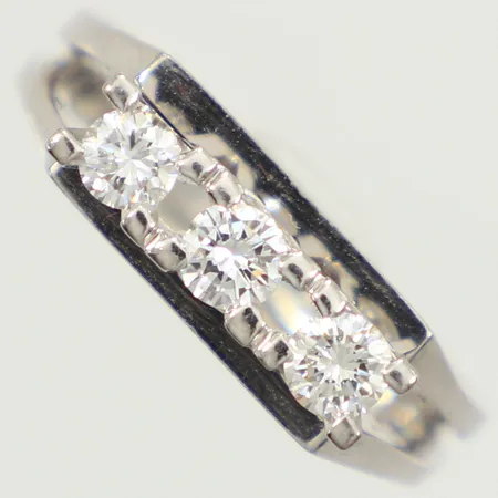 Ring med diamanter 3x ca 0,12ct totalt 0,37ct enligt gravyr, stl 15½, bredd 3-5mm, vitguld, 18K Vikt: 4,5 g