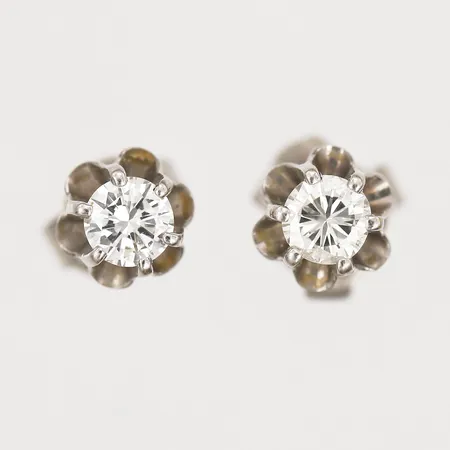 Ett par örhängen med briljantslipade diamanter, 2 x ca 0,15ct, kvalitet ca TW-W(G-H)/VS, Ø 6mm, 18K vitguld Vikt: 1,1 g