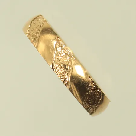 Ring stl 16,5, bredd 4mm, personlig gravyr, 18K  Vikt: 3,3 g