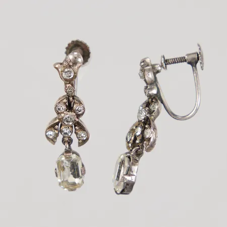 Ett par örhängen, stenar, längd ca 28mm, bredd ca 4-8,9mm, skruvlås, importstämplad Silver  Vikt: 4,7 g