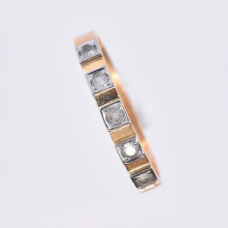 Ring med vita stenar, stl 19¾, bredd 3 mm, 18K. Vikt: 2,4 g