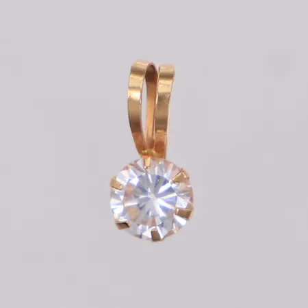 Hänge med vit sten, längd 13,2mm, bredd 5,9mm, bucklig, 18K Vikt: 0,6 g