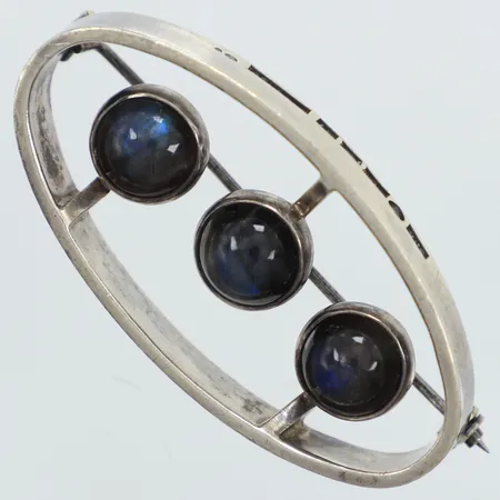 Brosch med labradorit, längd 23mm, bredd 46,5mm, Käsityö (handgjort), Santtu Juhani Kiviharju Helsingfors 1960, Finland, 916/1000 silver Vikt: 14 g