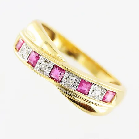 Ring, rubiner, diamanter 4 x ca 0,005ct, stl 16, bredd 2-5,5mm, 18K Vikt: 2,9 g