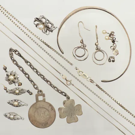 Diverse silver, defekt, gravyr, silver  Vikt: 50,7 g