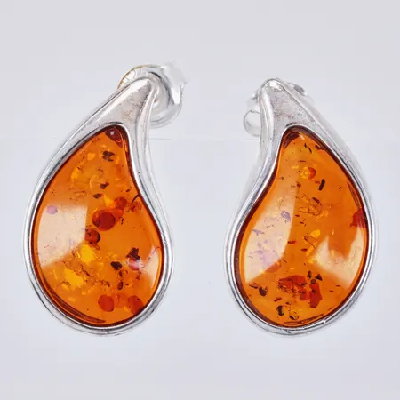 Ett par örhängen med bärnsten, längd ca 1,9cm, bredd 11mm, 925/1000 silver  Vikt: 2,9 g