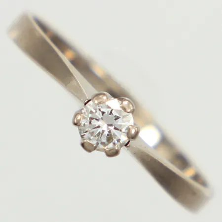 Ring diamant 0,22ct enligt gravyr, stl 18, bredd 4,9mm, Smyckespecialisten Skand Ädelsten, år 1977, vitguld, 18K   Vikt: 2,3 g