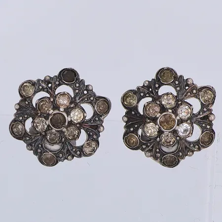 Ett par örhängen med stenar, 13mm, 1910-tal, saknar stoppar, saknar stämplar, silver Vikt: 3,6 g