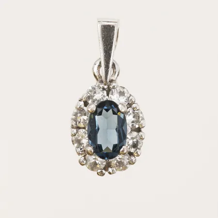 Hänge med blå och vita stenar, längd 16mm inklusive ögla, bredd 8mm, 835/1000 silver  Vikt: 1,1 g