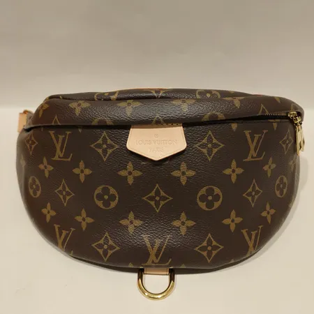 Väska Louis Vuitton, Bumbag MM, Monogram Canvas, modell M43644, Made in France, mått ca 36x14x18cm, smärre fläckar, kvitto från Birger Jarlsgatan 2020, dustbag, kartong. Skickas med postpaket.
