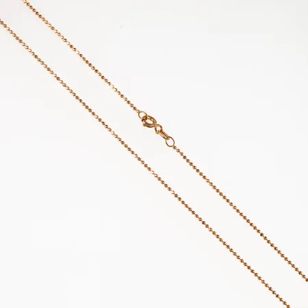 Kedja, fasetterad kullänk i 18K. Den är 42 cm lång, 1,1 mm bred och väger 2,5g. Balestra, 750. Springring.
