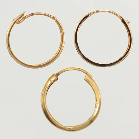 Ett par örhängen, ett udda örhänge, buckliga, 18K Vikt: 1,3 g