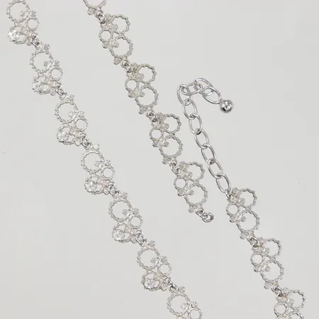 Collier, 44cm, bredd ca 11mm, 7st vita stenar, defekt, saknar lås, Silver 835/1000  Vikt: 11,3 g