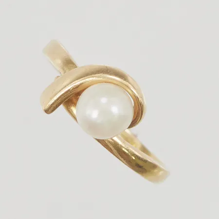 Ring med pärla, Ø17, bredd:8,7mm, 18K, 3,0g.