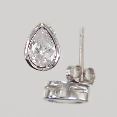 Ett par örhängen, droppformade vita stenar, mått ca 6x9mm, stift, Silver 925/1000 Vikt: 2 g